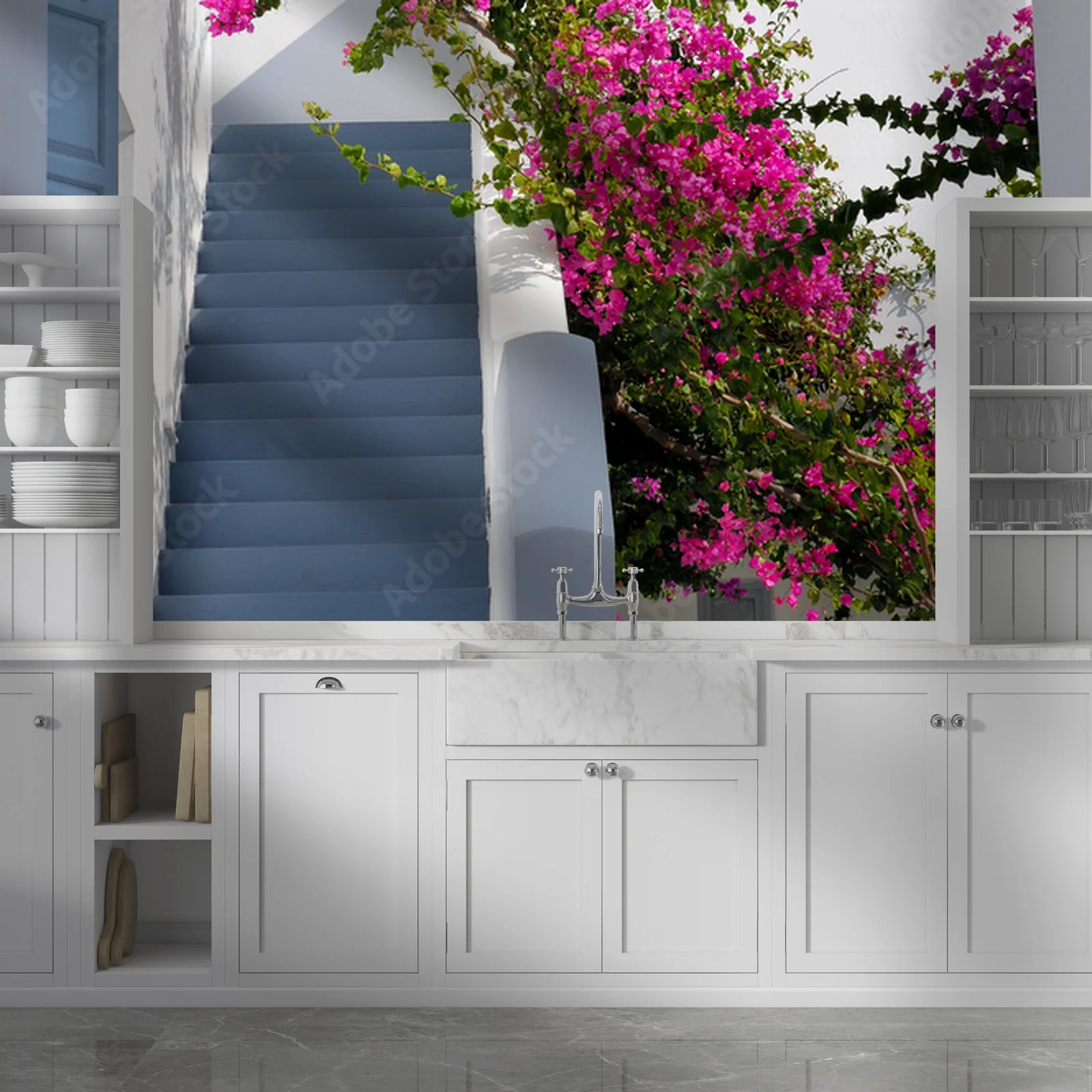 Urokliwe schody z bougainvilleą w Grecji
