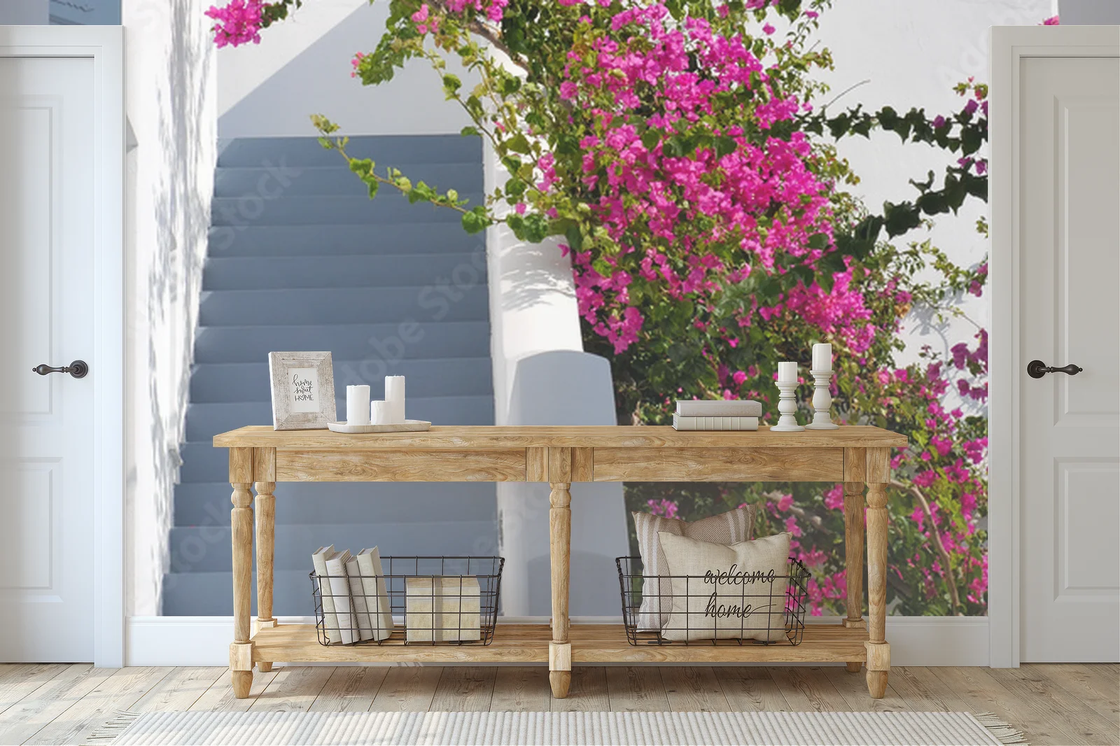 Urokliwe schody z bougainvilleą w Grecji