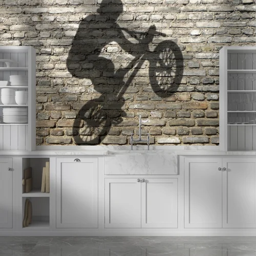 Sylwetka BMX na tle miejskich bricków