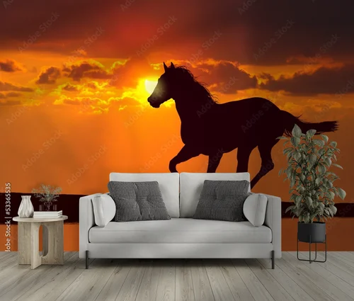 Zachwycający galop konia przy zachodzie słońca