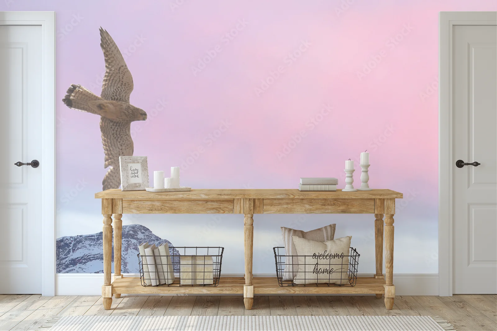 Peregrine Falcon w malowniczym górskim pejzażu