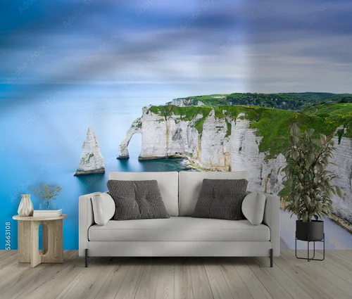 Przepełnione błękitem klify Étretat w Normandii