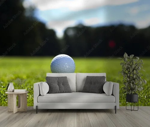 Radość z gry w golf w naturalnym krajobrazie