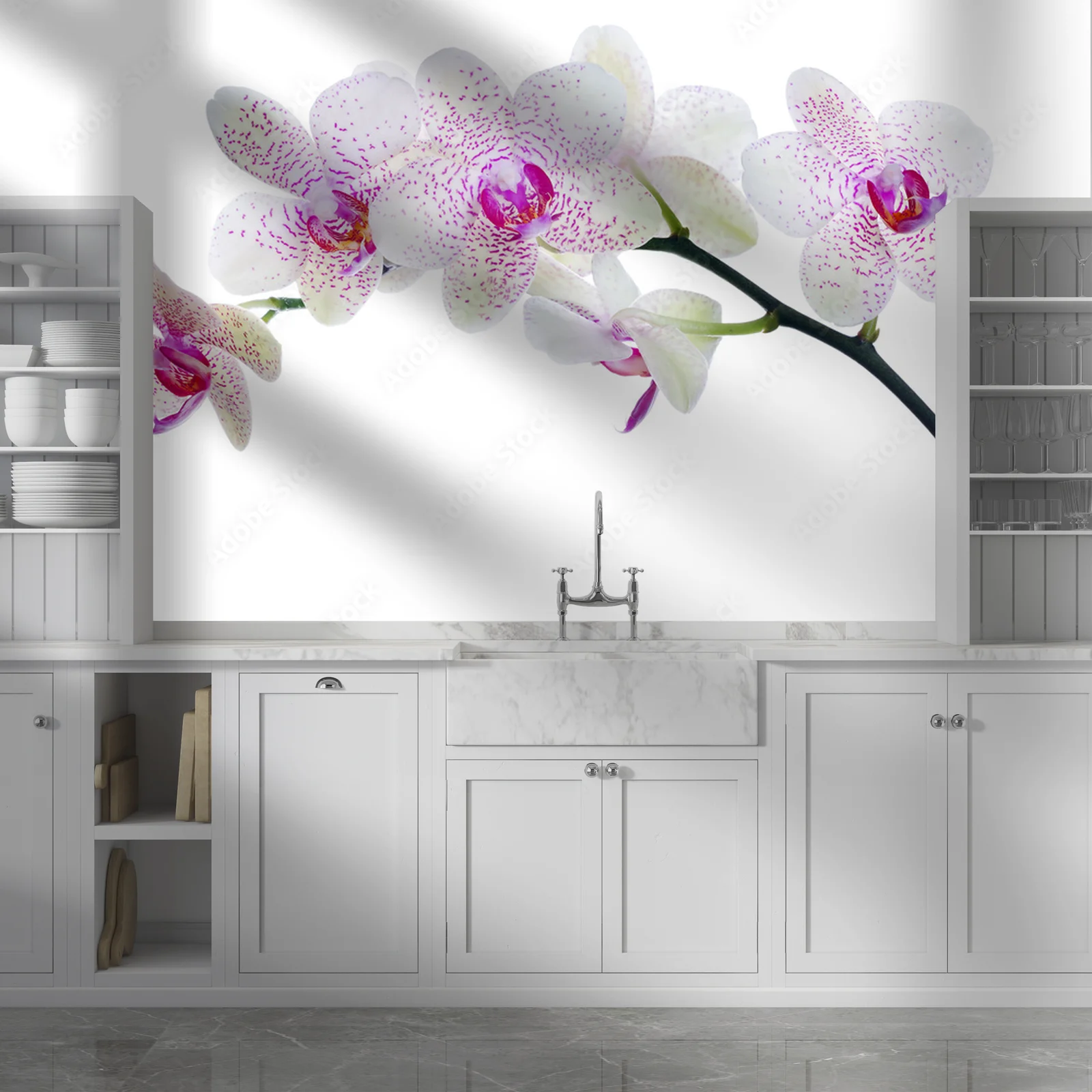 Orchidea w pastelowych odcieniach w bieli