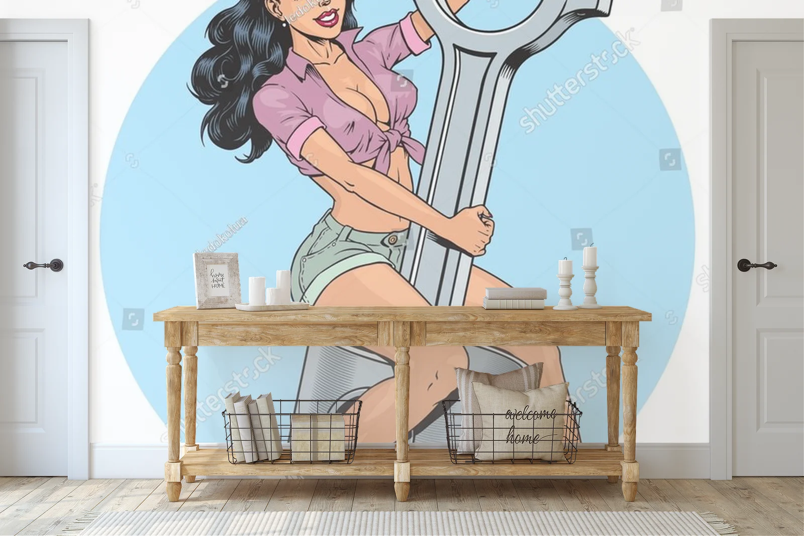 Zmysłowa pin-up w retro stylu przy silniku