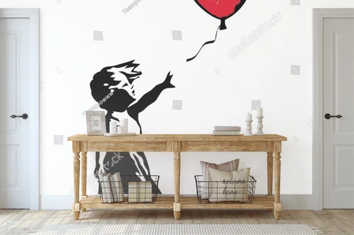 Chłopiec sięgający po czerwony balon w błękicie nieba