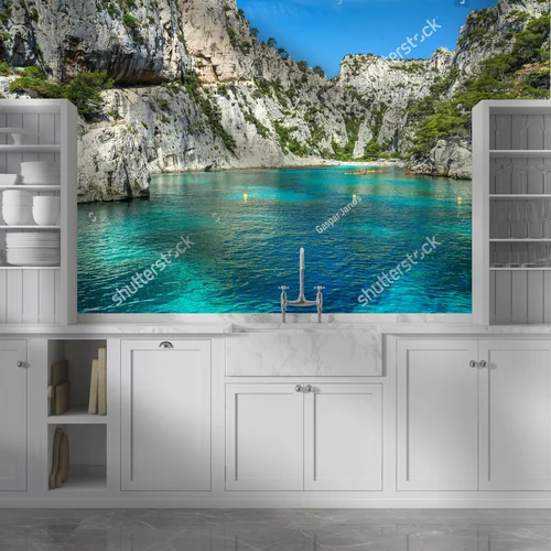 Kolorowe kajaki w bajkowych Calanques