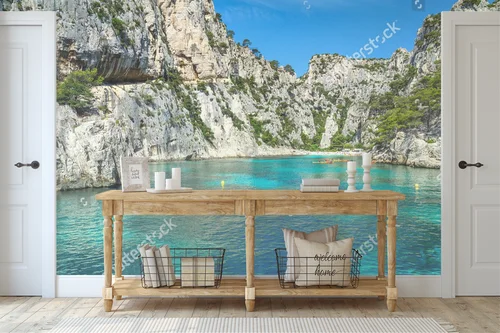 Kolorowe kajaki w bajkowych Calanques