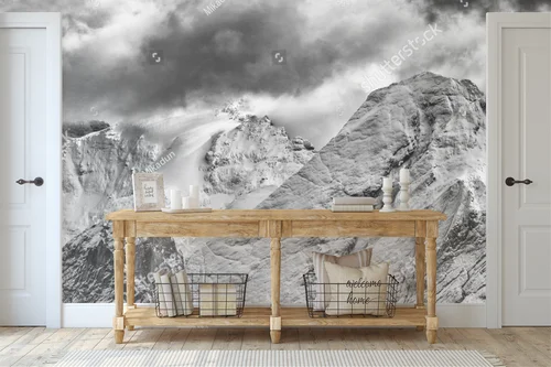 Alpejskie krajobrazy Dolomitów z magiczną aurą