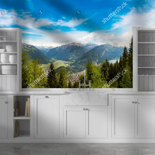 Panoramiczny widok na Interlaken w letnim słońcu