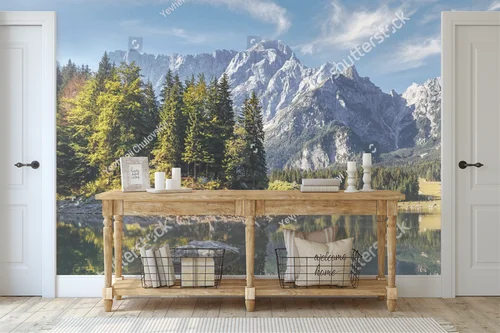 Zachwycająca jesienna panorama jeziora Fusine