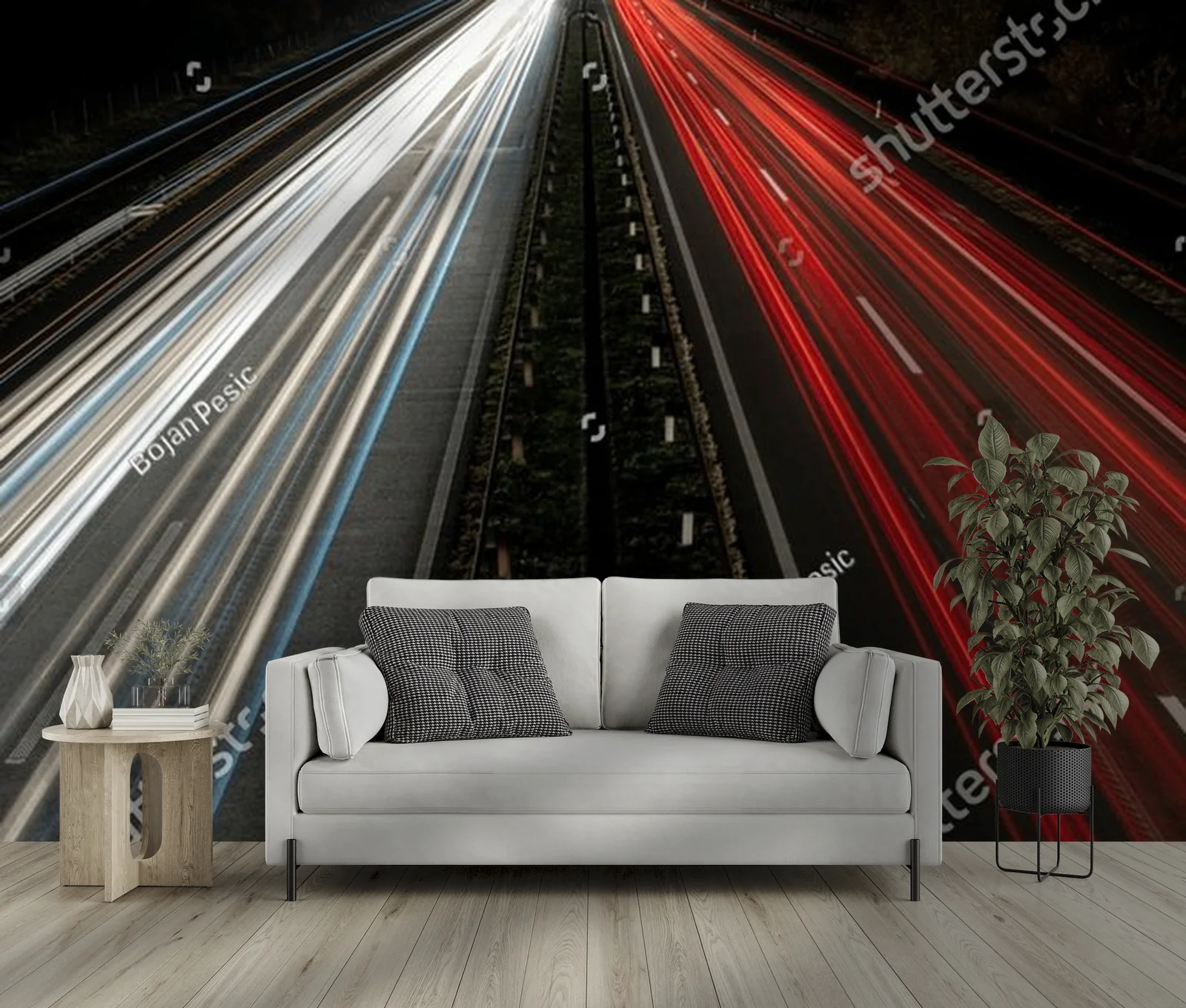 Dynamiczne ślady światła na nocnej autostradzie