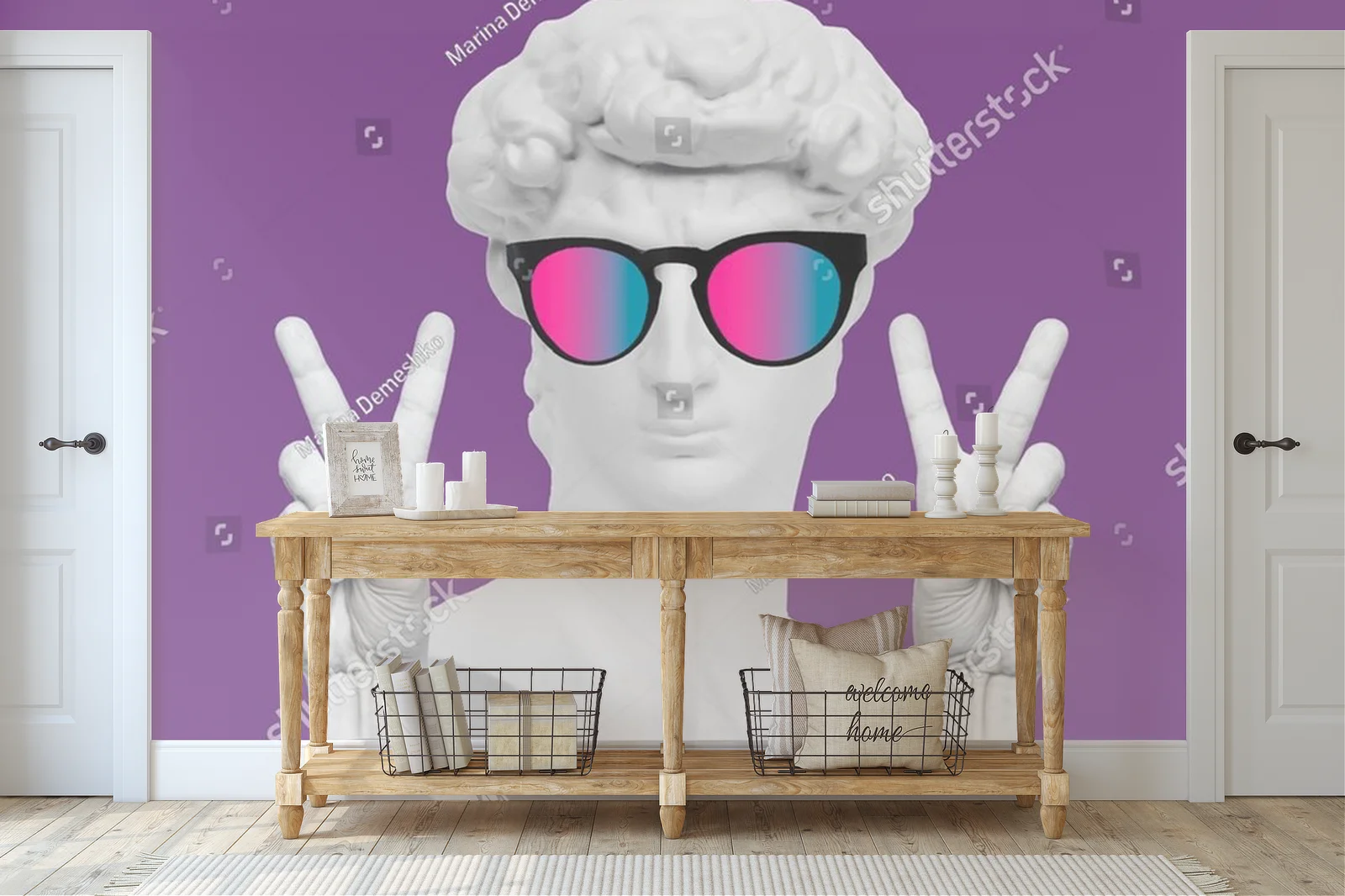 Stylowy David w kolorowych okularach na fiołkowym tle