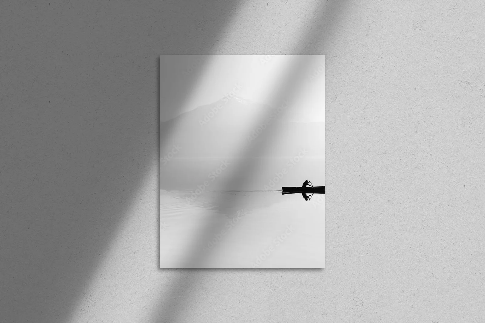 Mgła nad jeziorem: monochromatyczna harmonia