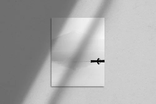 Mgła nad jeziorem: monochromatyczna harmonia