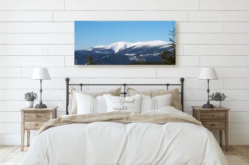 Zimowa panorama Karkonoszy w błękicie