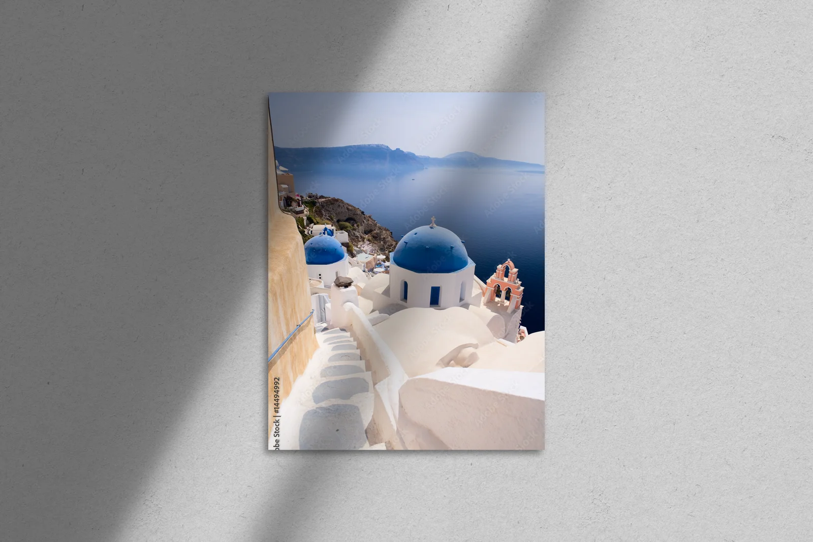 Radosne pastelowe widoki na Santorini