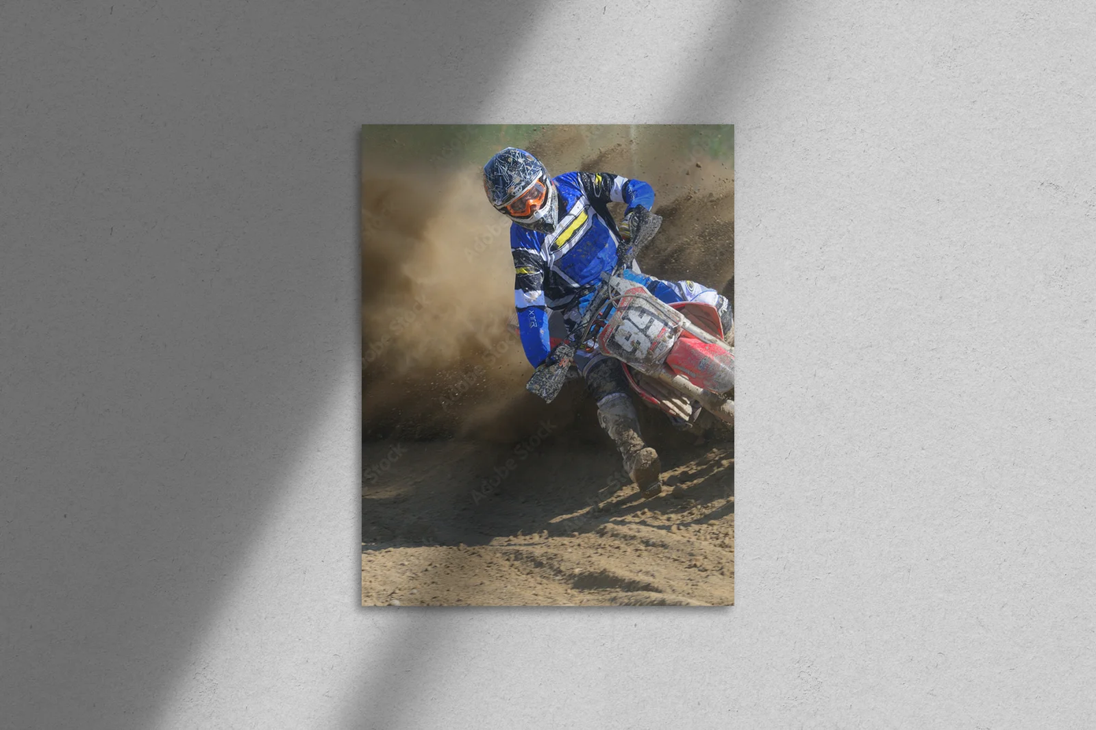 Dynamiczna energia motocrossu w intensywnych barwach