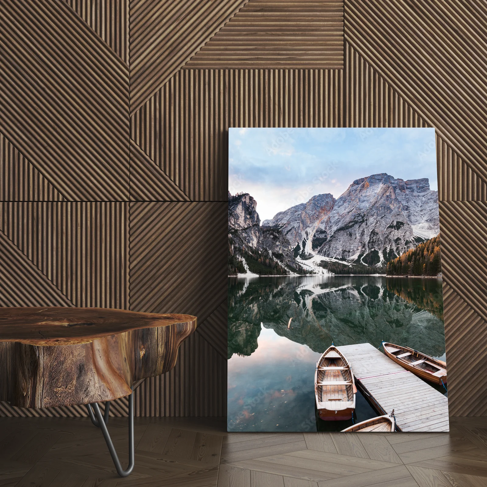 Urokliwe łodzie na jeziorze Lago di Braies