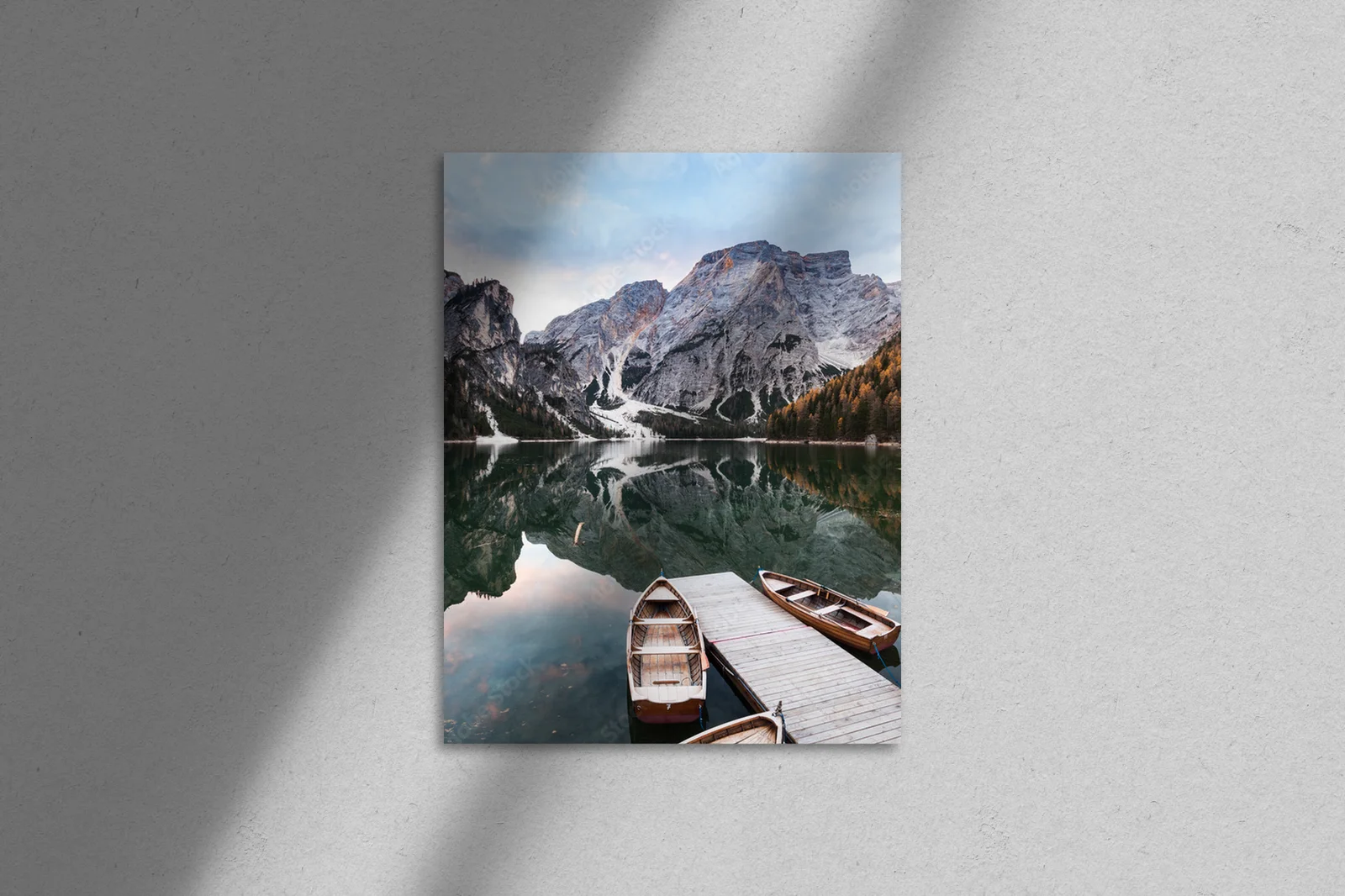 Urokliwe łodzie na jeziorze Lago di Braies