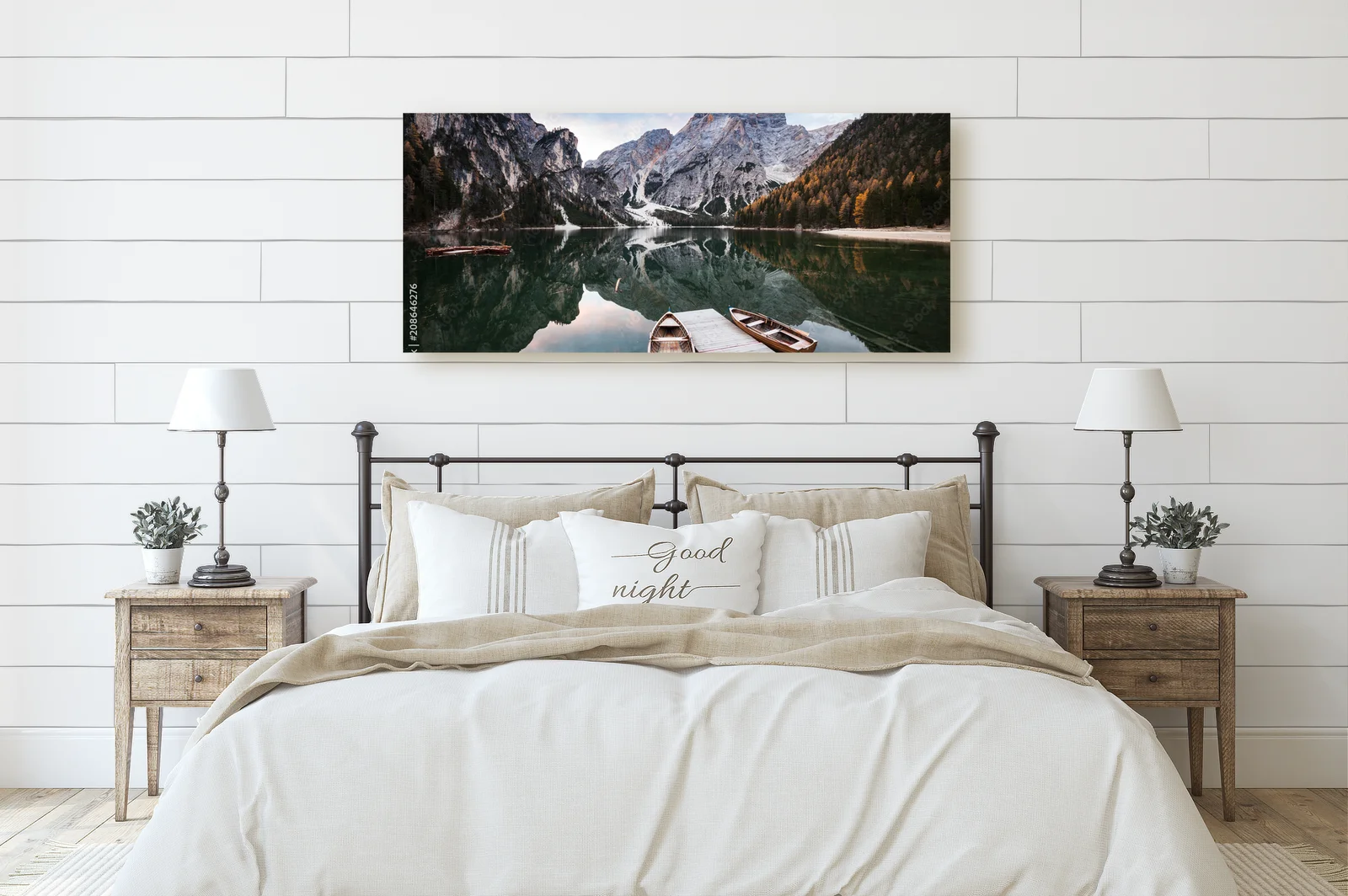 Urokliwe łodzie na jeziorze Lago di Braies