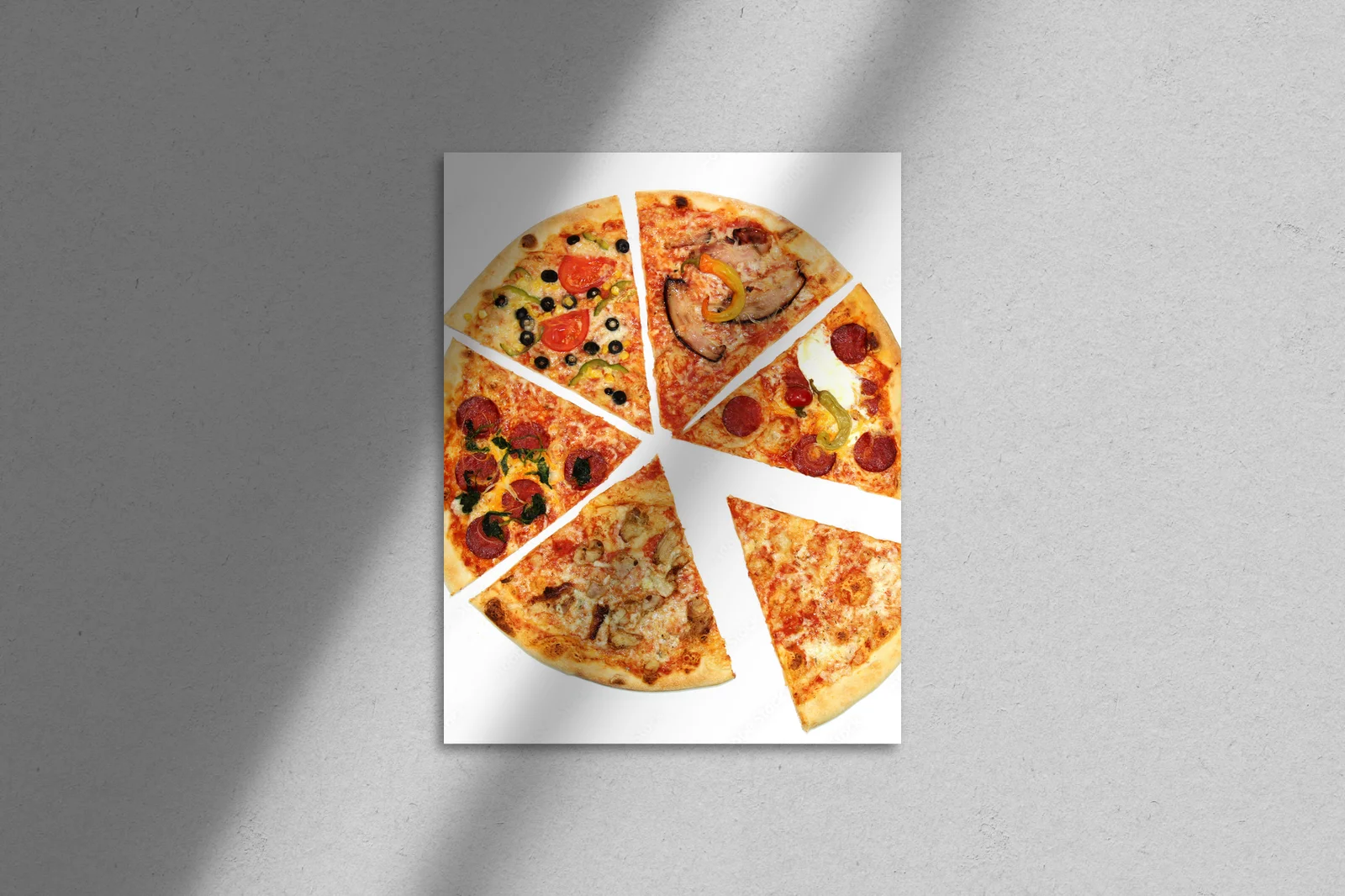 Apetytne kawałki pizzy na białym tle
