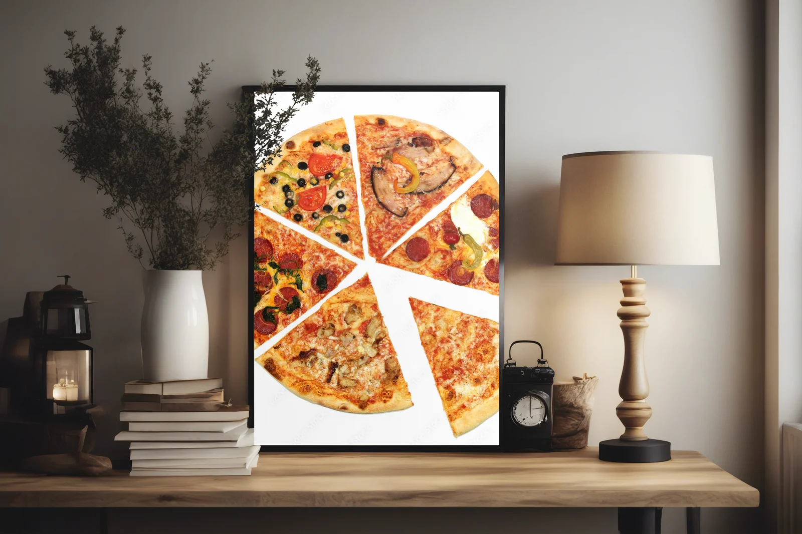 Apetytne kawałki pizzy na białym tle