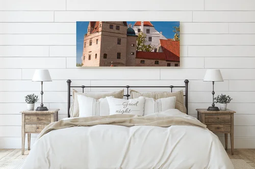 Elegancja zamku w delikatnych odcieniach szarości