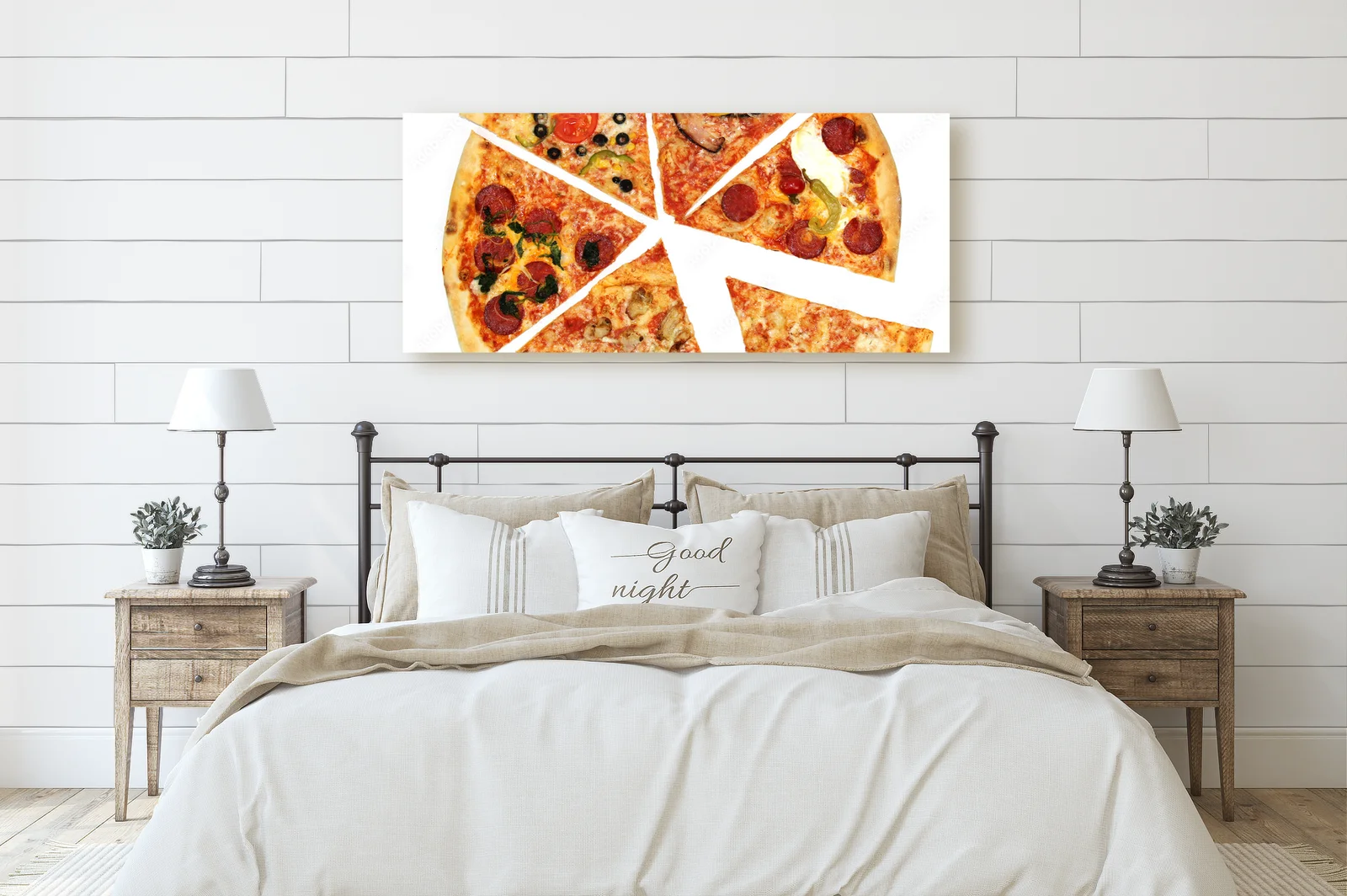 Apetytne kawałki pizzy na białym tle