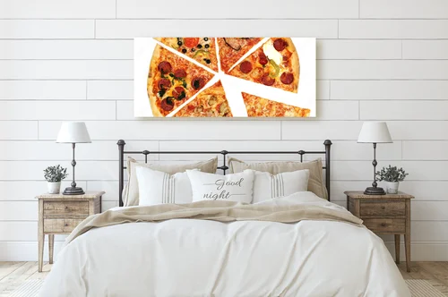 Apetytne kawałki pizzy na białym tle