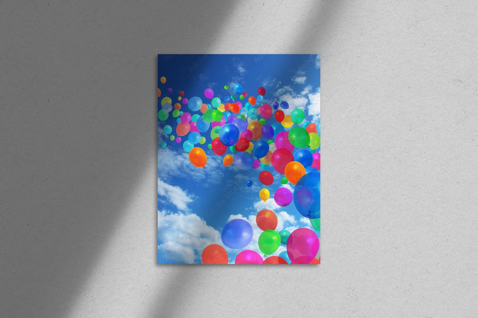 Radosne balony na błękitnym niebie
