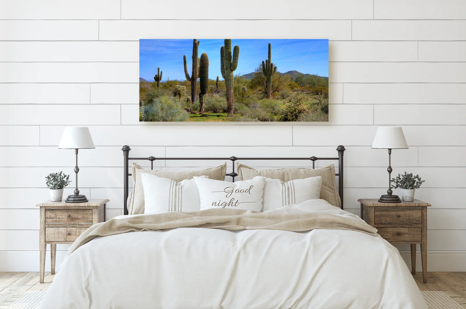Wielobarwne kaktusy saguaro w wiosennej odsłonie