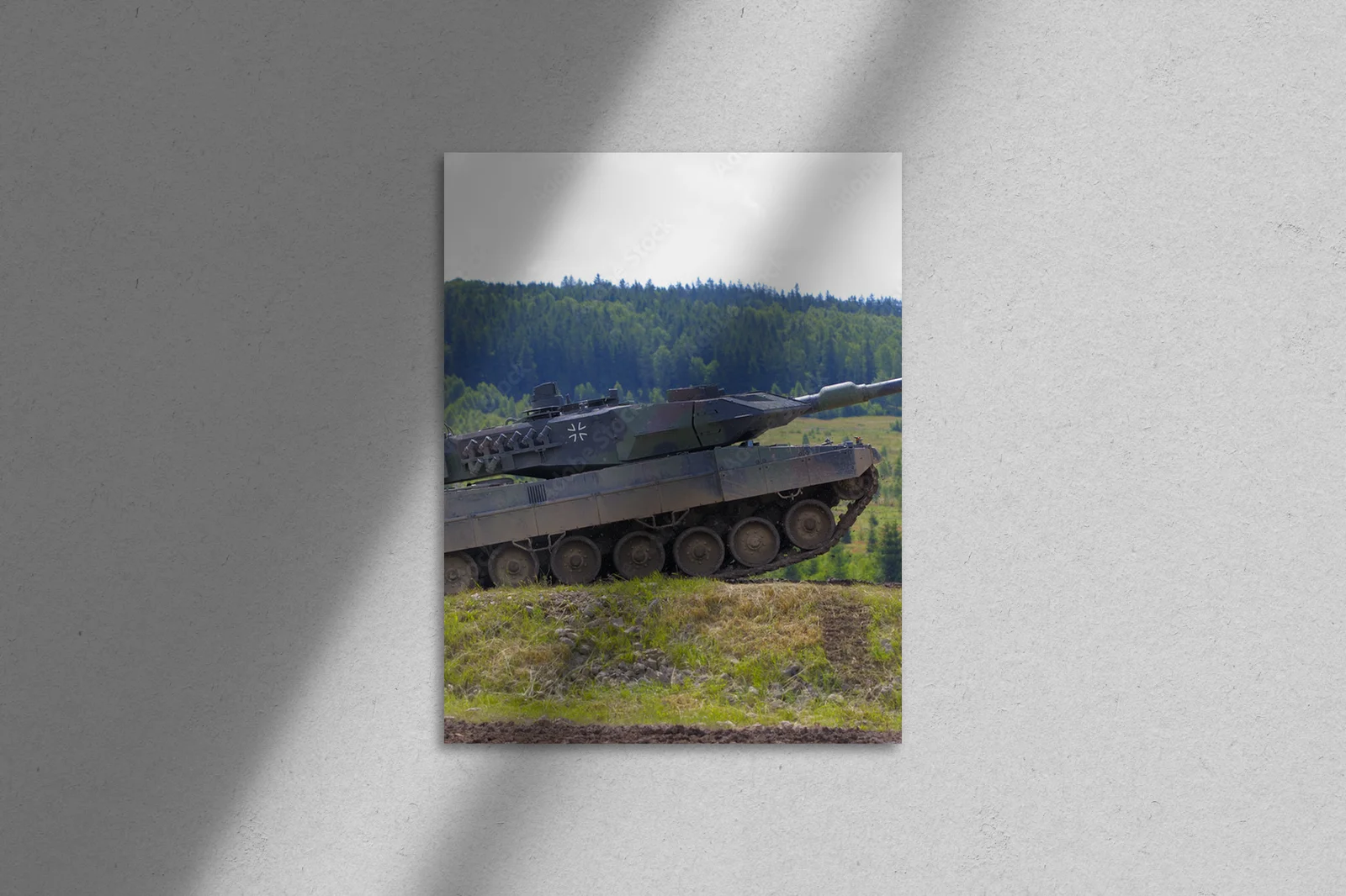 Elegancja w odcieniach szarości z militarnym akcentem