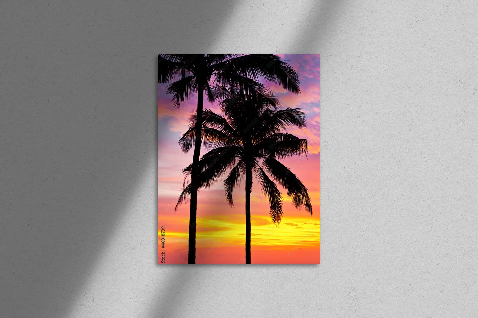 Tropikalny zachód słońca wśród palm