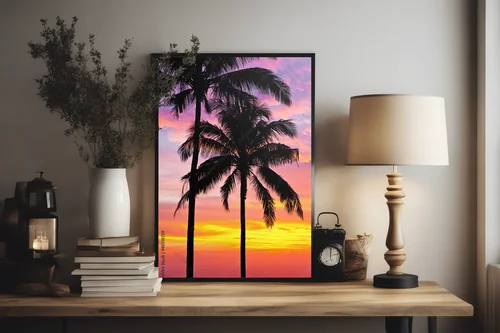 Tropikalny zachód słońca wśród palm