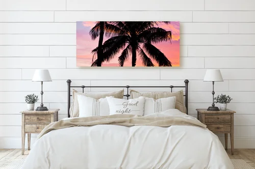 Tropikalny zachód słońca wśród palm
