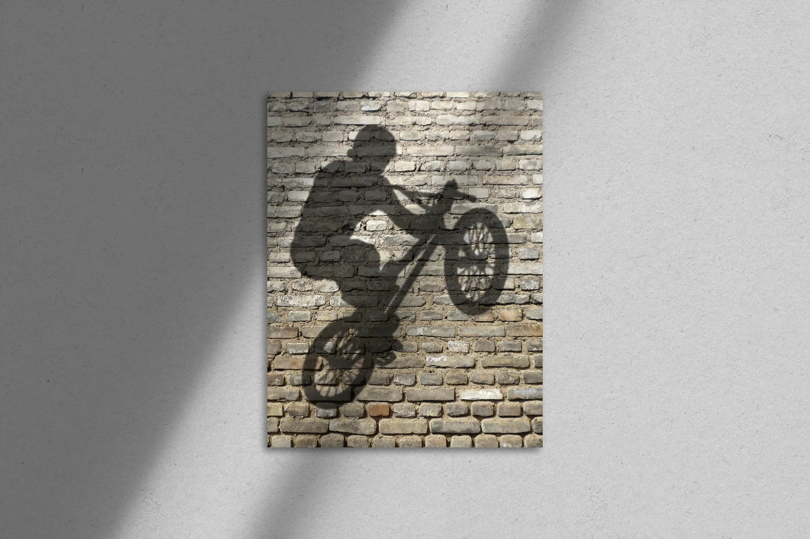 Sylwetka BMX na tle miejskich bricków