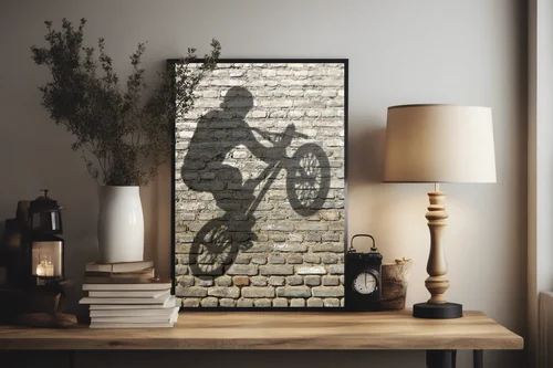 Sylwetka BMX na tle miejskich bricków