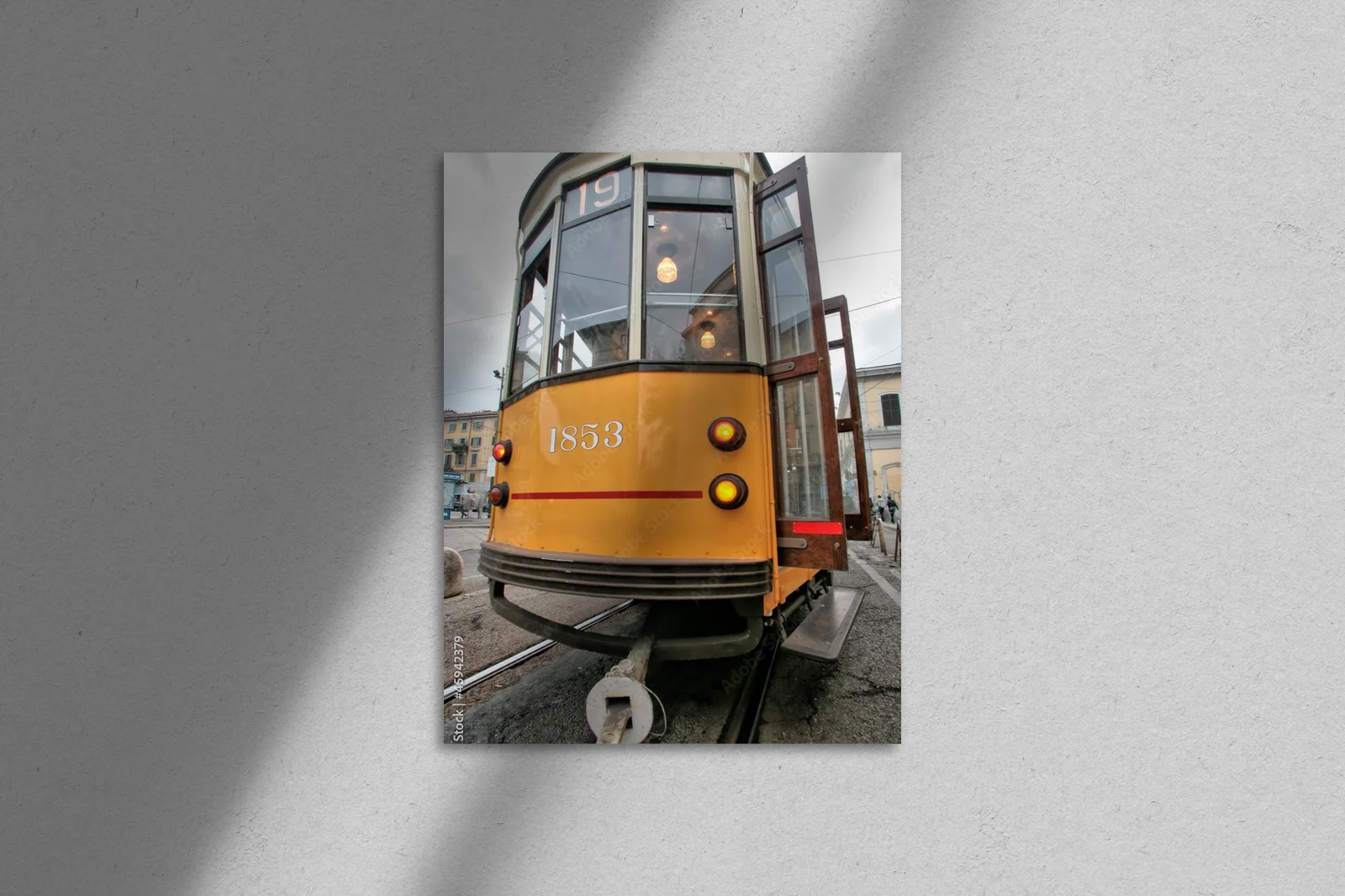 Nostalgiczny tramwaj na ulicach Mediolanu