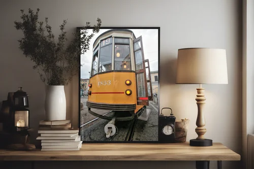 Nostalgiczny tramwaj na ulicach Mediolanu