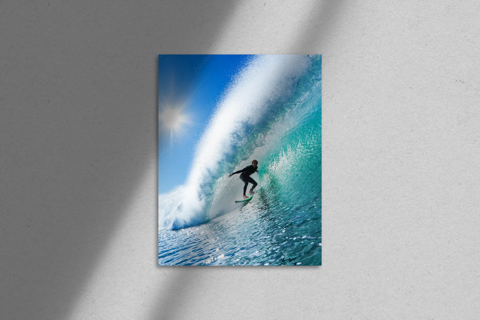 Pod niebem pełnym błękitu – surfer na oceanowej fali