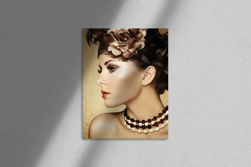 Retro portret tajemniczej piękności z vintage klimatem