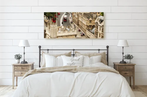 Miasto w pastelowych barwach nad głębokim niebem