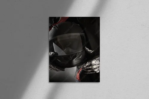 Moc i styl motocyklisty w mrokach nocy