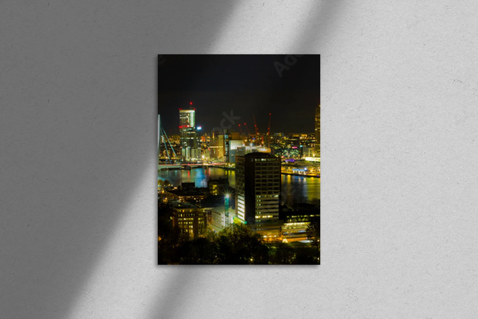 Nocna panorama Rotterdamu w głębokich odcieniach