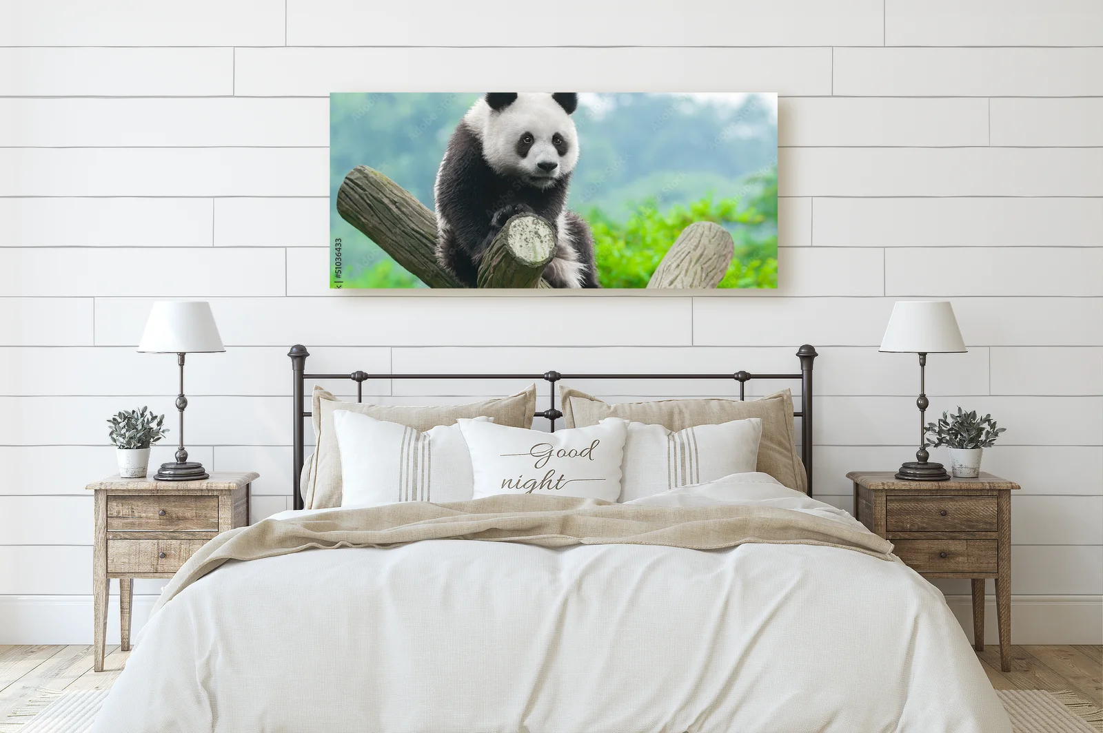 Urocza panda na wroczywych gałęziach drzew