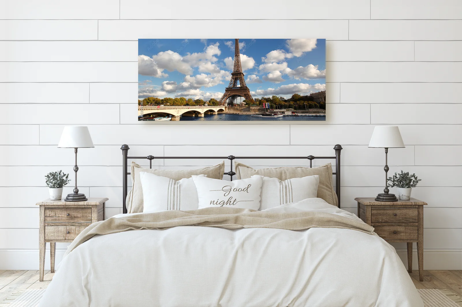 Zachwycająca wieża Eiffel'a przy zachodzie słońca