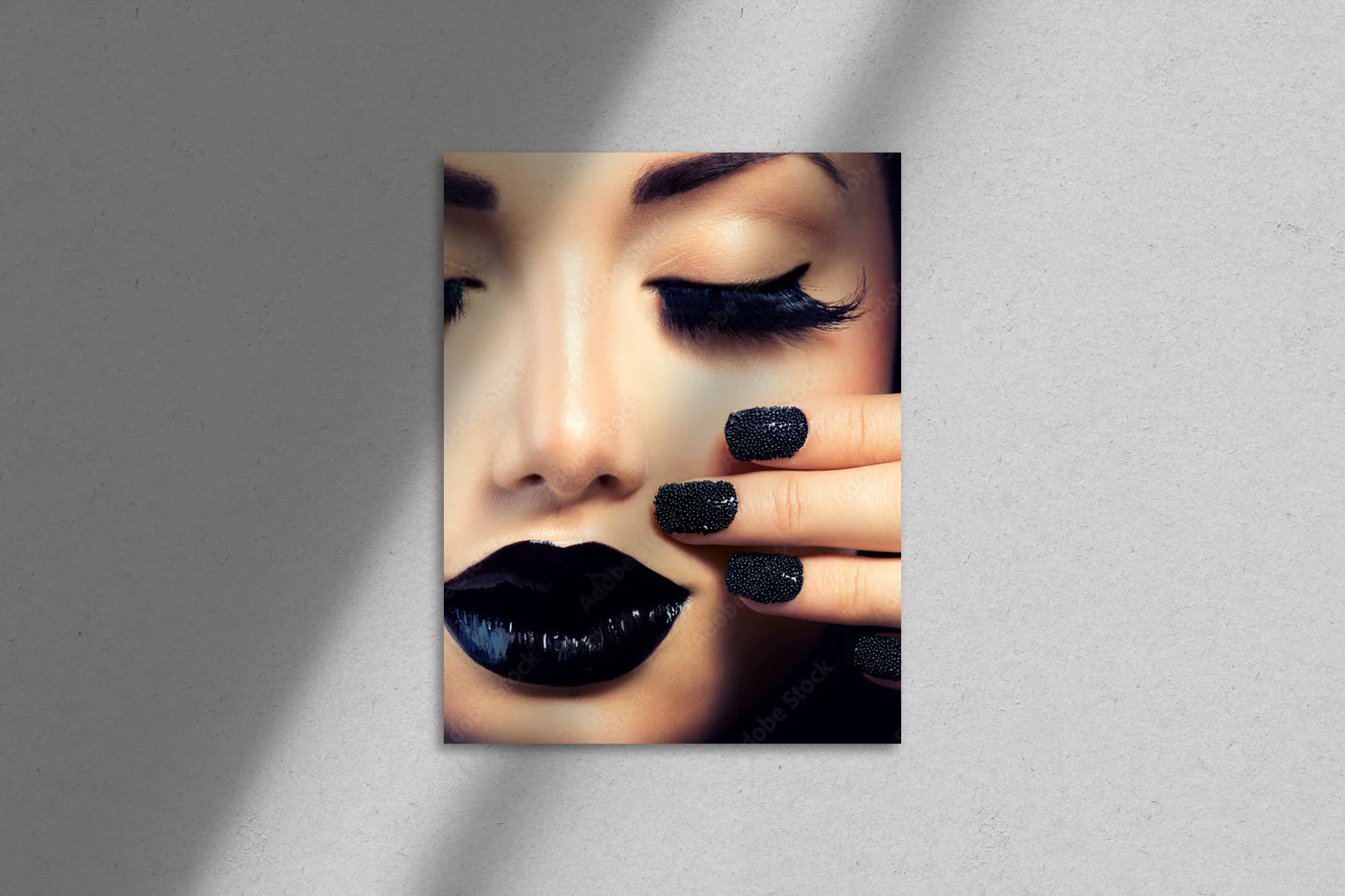 Czarujące piękno: czarny manicure i makijaż