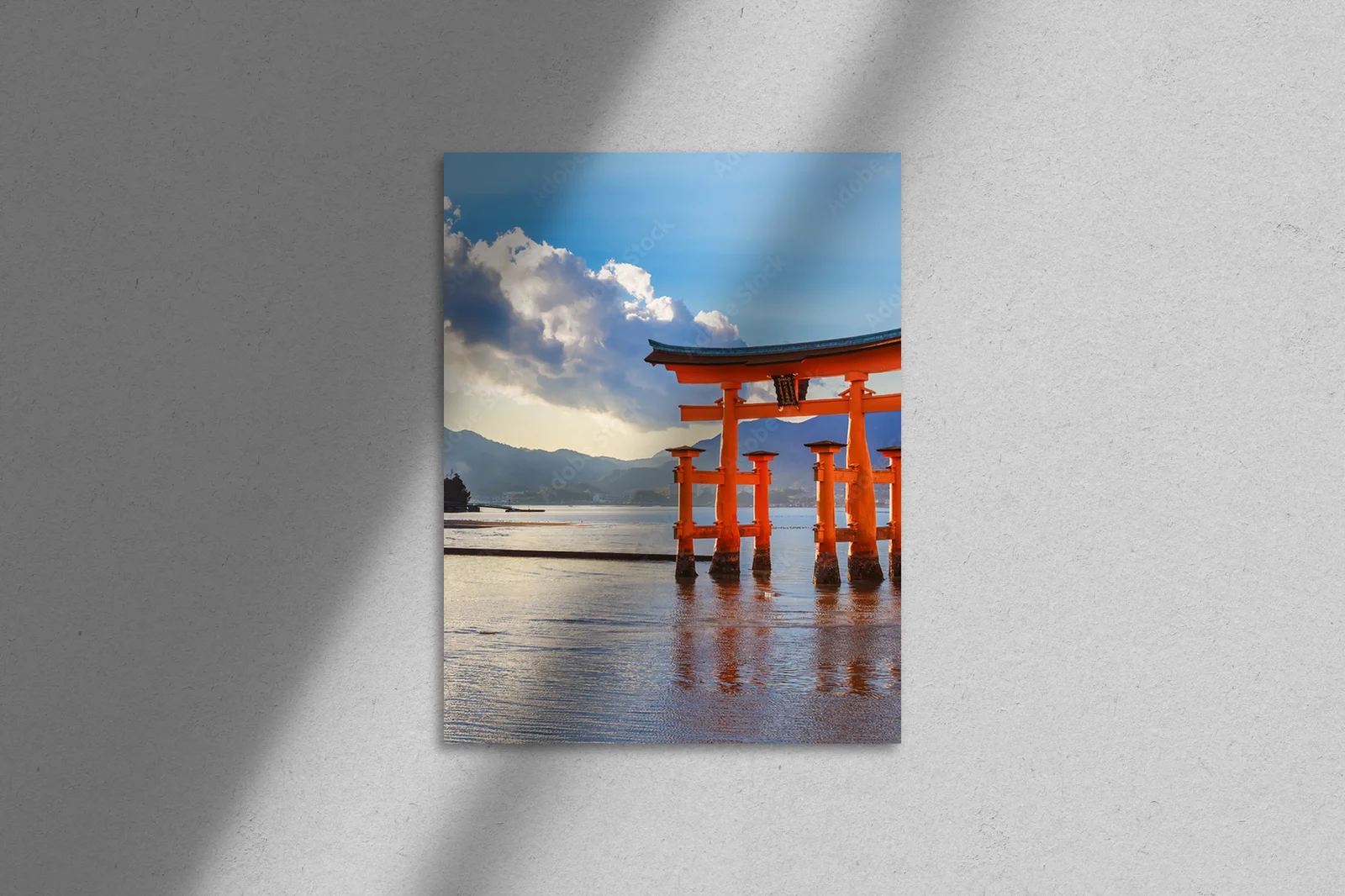 Magiczna brama torii na tle azurowego nieba