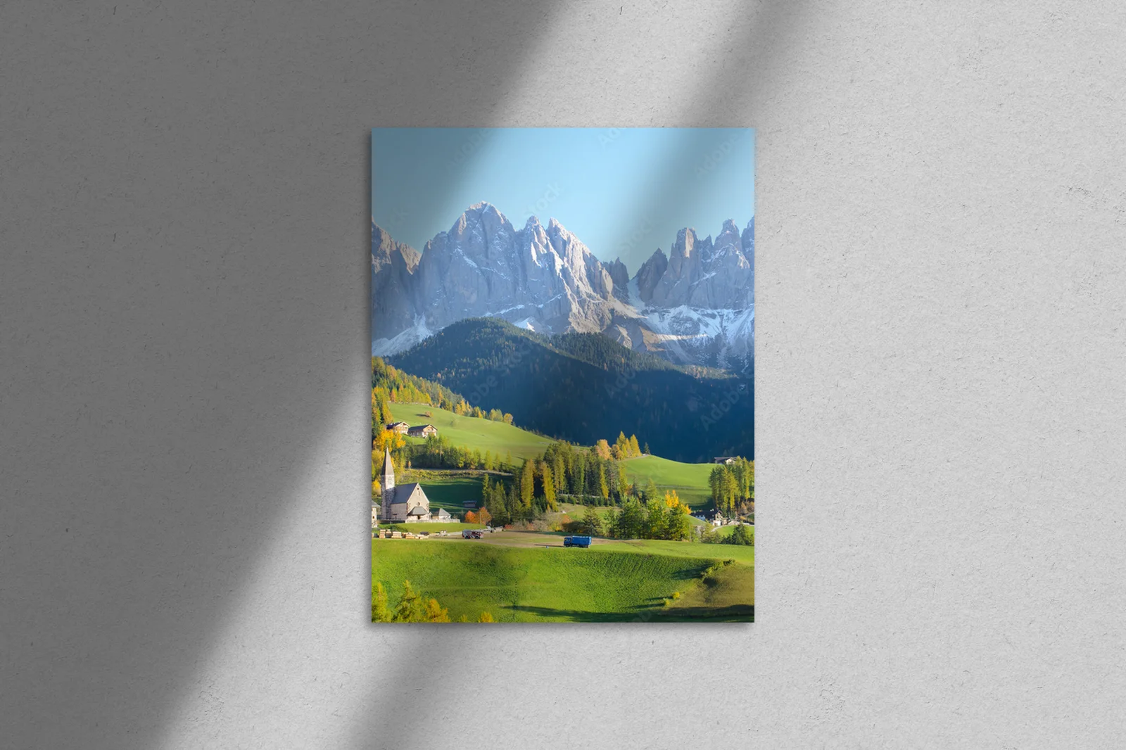 Malownicza wioska z tłem Dolomitów